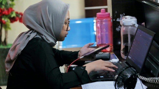 Ilustrasi bekerja di kantor. [Pexels]